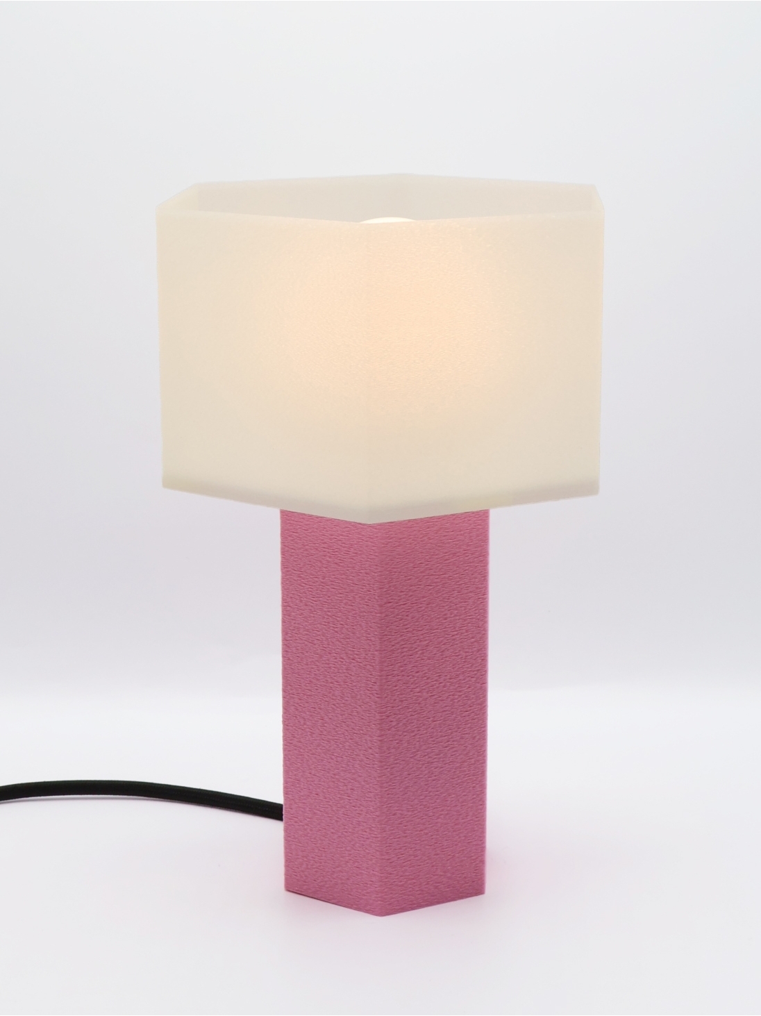 Jacqueline – Lampe à poser hexagonale, abat-jour coquilles Saint-Jacques & pied Pastel, taille Essentiel