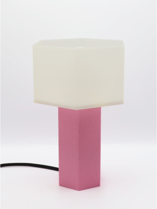 Jacqueline – Lampe à poser hexagonale, abat-jour coquilles Saint-Jacques & pied Pastel, taille Essentiel