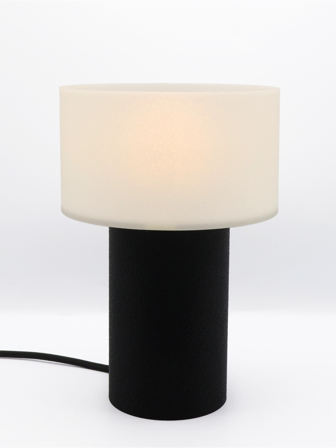 Lampe à poser Clarisse Pop – Abatjour crème coquilles Saint-Jacques & pied Pop coloré