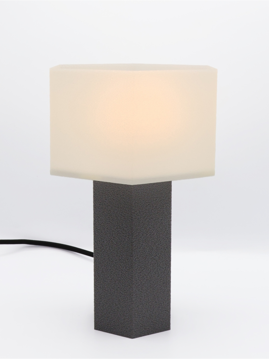 Lampe à poser Jacqueline Essentiel – Design hexagonal coquilles Saint-Jacques & pied Pop