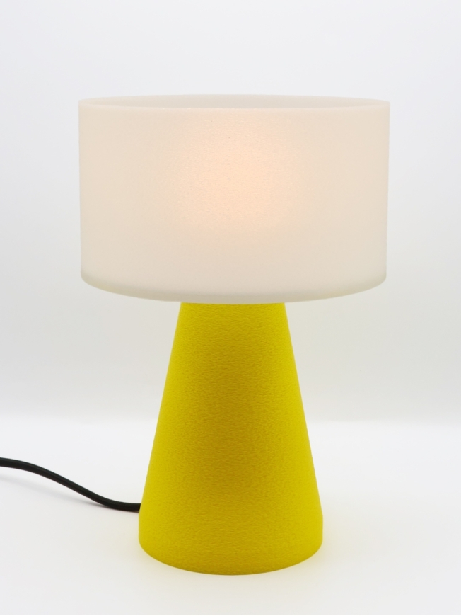 Lampe design couleur Pop jaune, abat jour coquilles saint jacques.