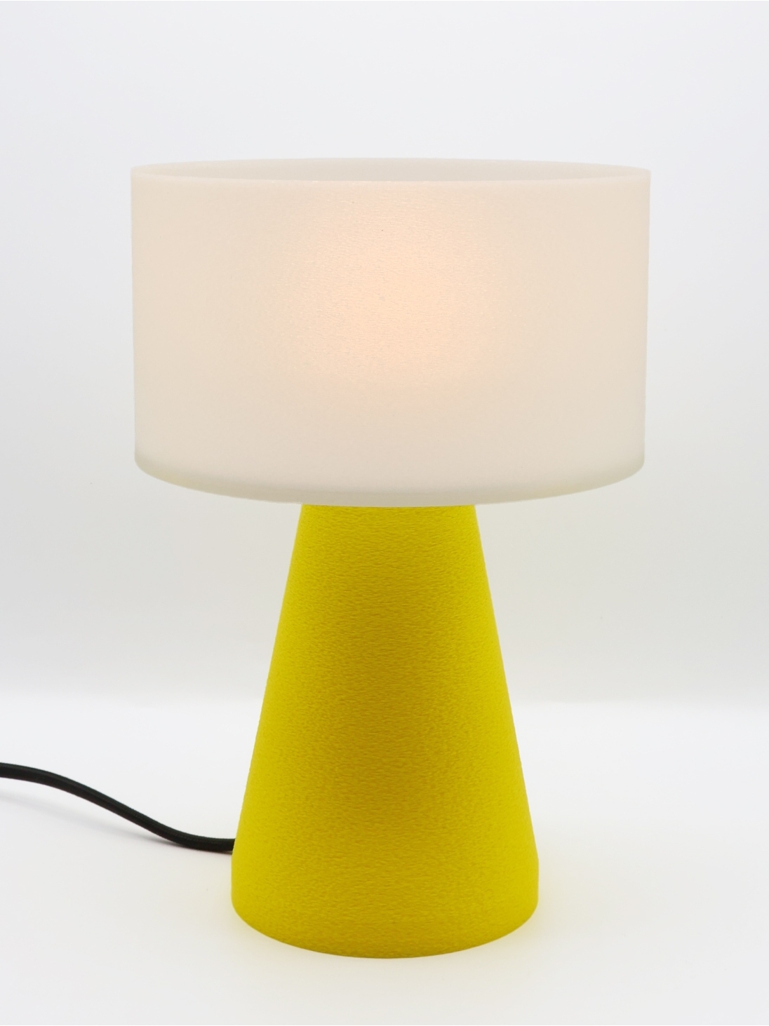 Lampe design couleur Pop jaune, abat jour coquilles saint jacques.