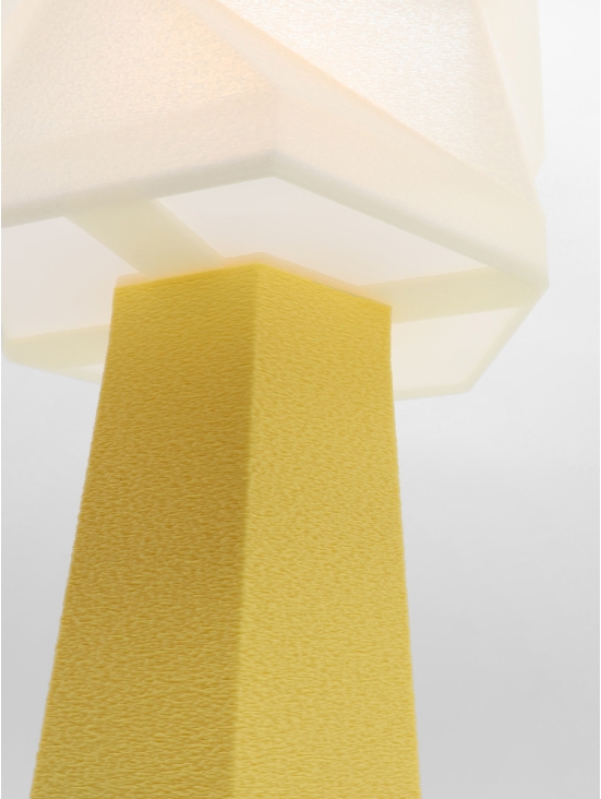 Élise – Lampe à poser facettée, abat-jour crème coquilles Saint-Jacques & pied Pastel, taille Équilibre