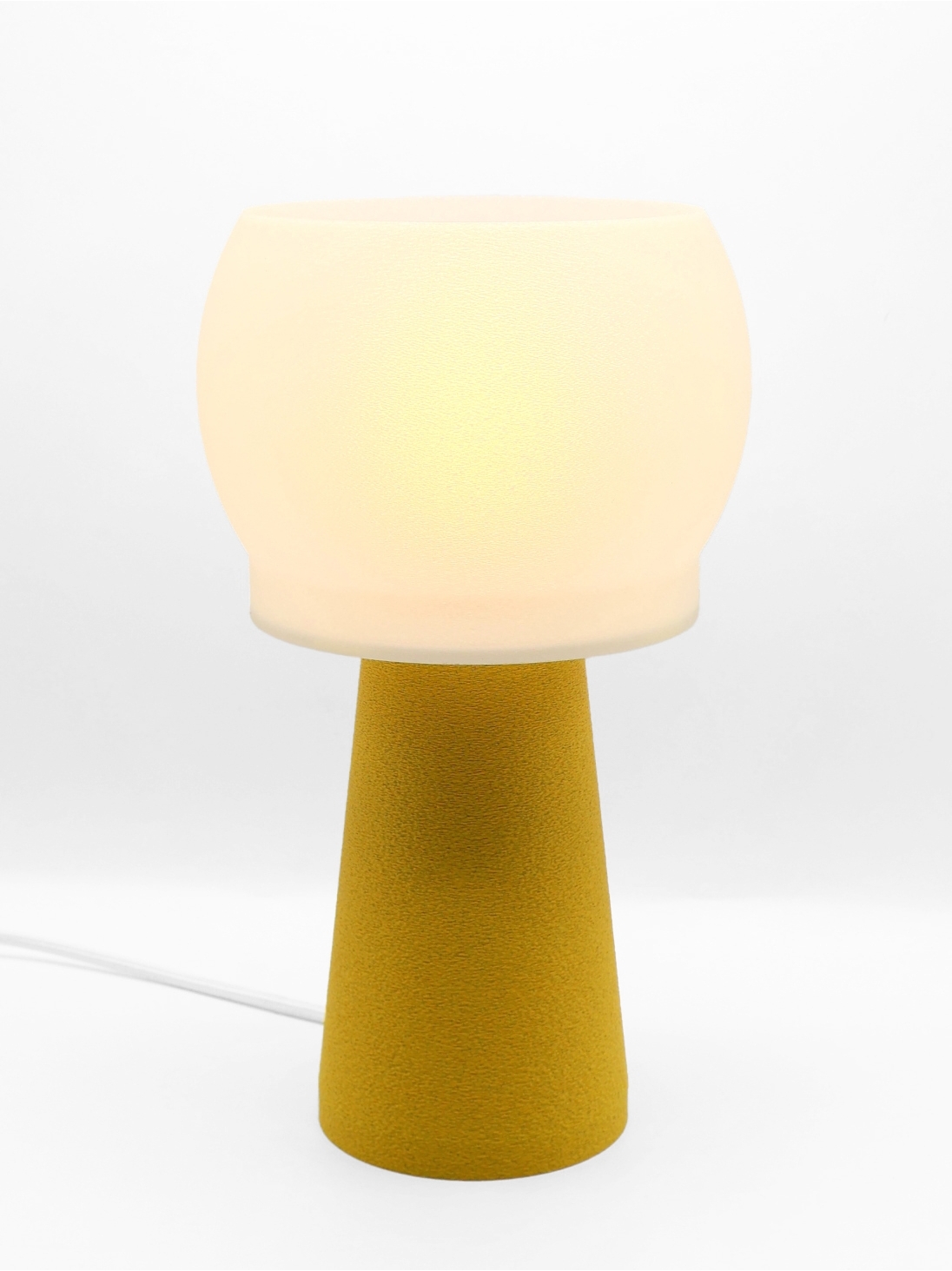 Lampe à poser Clémence – Abat-jour coquilles Saint-Jacques & base granit