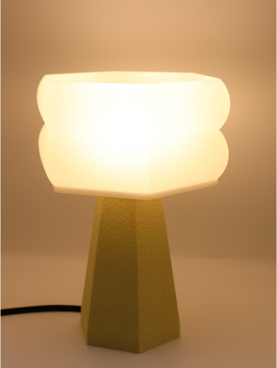 Lampe à poser design Aline allumée, halo chaleureux, ambiance cosy, câble noir.