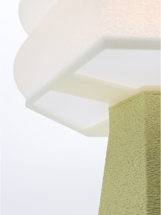 Détail sous l’abat-jour de la lampe Aline, diffuseur opale, lumière tamisée.