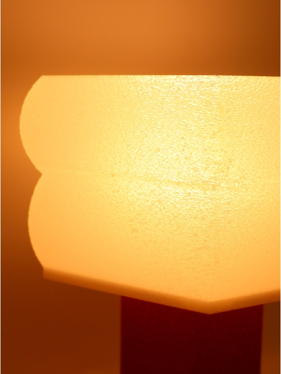 Gros plan abat-jour crème et diffuseur opale, lumière tamisée, ambiance chaleureuse en clair-obscur.