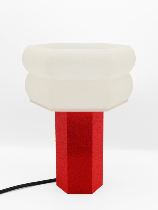 Lampe à poser design Jacqueline vue trois-quarts, silhouette graphique, ambiance studio épurée, câble noir.