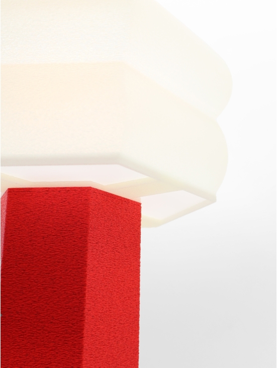 Détail de profil de l’abat-jour crème, volumes arrondis, lumière douce, ambiance minimaliste.