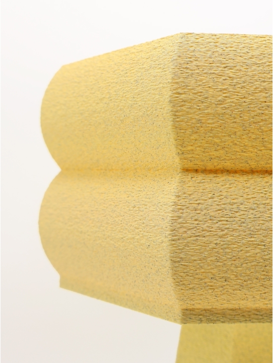 Gros plan sur le relief de l’abat-jour Thaïs granit vanille, texture minérale, ambiance douce.