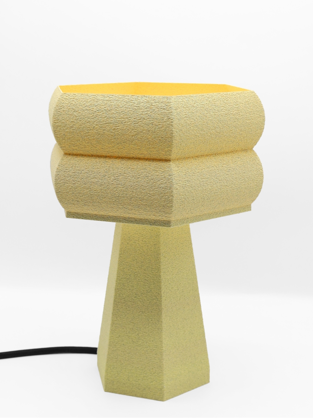 Lampe à poser Thaïs – Lampe granit hexagonale, design géométrique