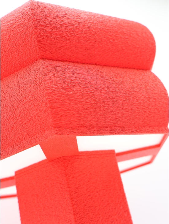 Gros plan sur la texture granitée de Romy, finition mate et relief, ambiance studio.