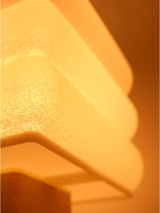 Détail de l’abat-jour Isabelle allumé, lumière chaude, ambiance cosy.