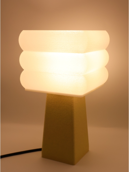 Lampe à poser design Isabelle allumée, halo doux, ambiance intimiste.