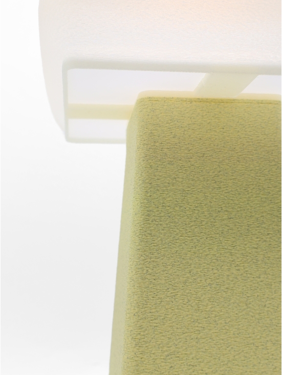 Détail du pied granit vanille de la lampe Isabelle, texture minérale, fond clair.