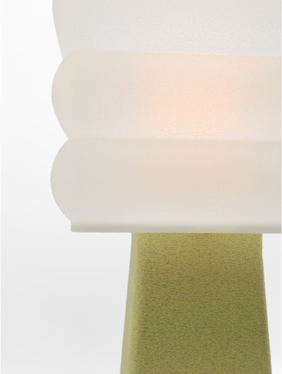 Détail des strates de l’abat-jour Isabelle, finition coquilles, ambiance douce.