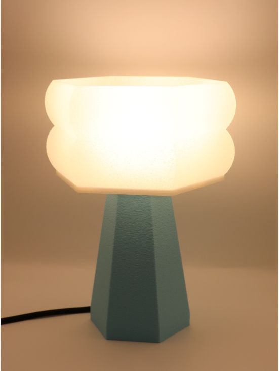 Aline – Lampe à poser hexagonale, abat-jour coquilles Saint-Jacques & pied Pastel, taille Essentiel