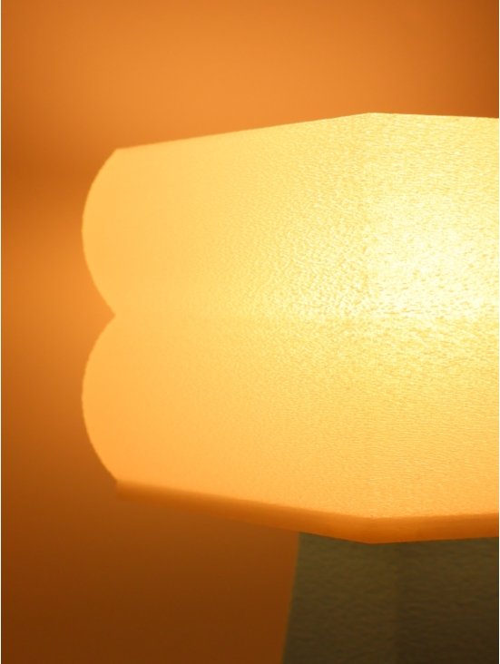 Aline – Lampe à poser hexagonale, abat-jour coquilles Saint-Jacques & pied Pastel, taille Essentiel