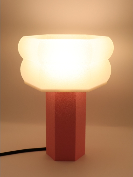 Jacqueline – Lampe à poser hexagonale, abat-jour coquilles Saint-Jacques & pied Pastel, taille Essentiel