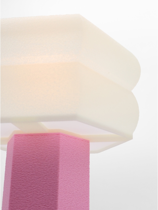 Jacqueline – Lampe à poser hexagonale, abat-jour coquilles Saint-Jacques & pied Pastel, taille Essentiel