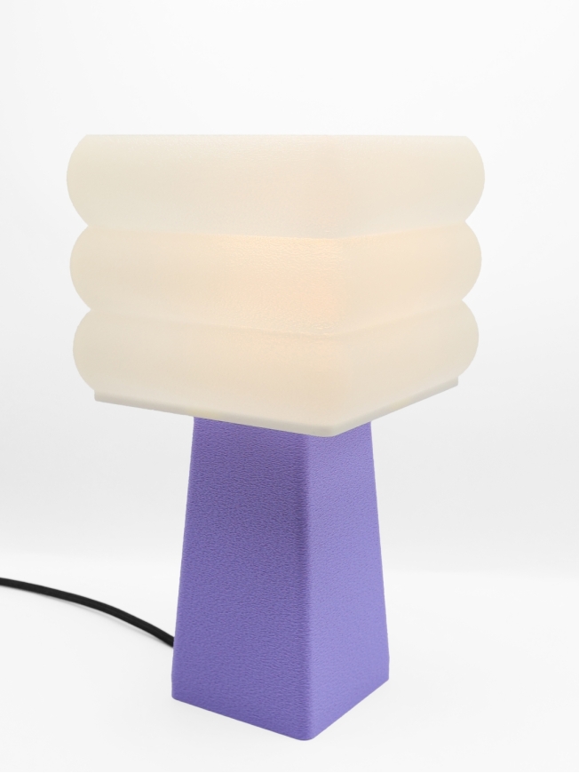 Isabelle – Lampe à poser carrée facettée, abat-jour crème coquilles Saint-Jacques & pied Pastel, taille Équilibre