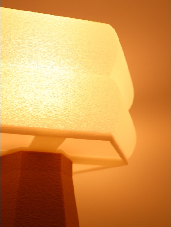 Lampe à poser Aline Essentiel – Abat-jour coquilles Saint-Jacques & pied Pop coloré