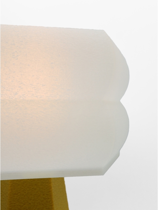 Lampe à poser Aline Essentiel – Abat-jour coquilles Saint-Jacques & pied Pop coloré