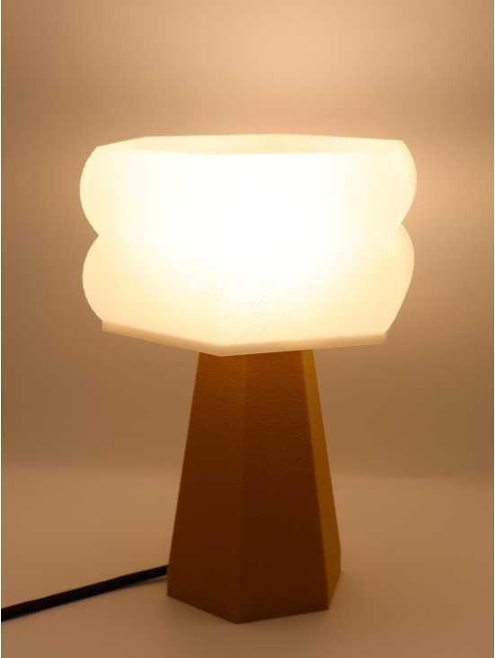 Lampe à poser Aline Essentiel – Abat-jour coquilles Saint-Jacques & pied Pop coloré