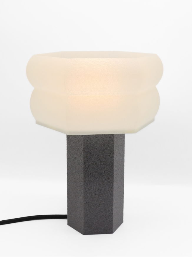 Lampe à poser Jacqueline Essentiel – Design hexagonal coquilles Saint-Jacques & pied Pop