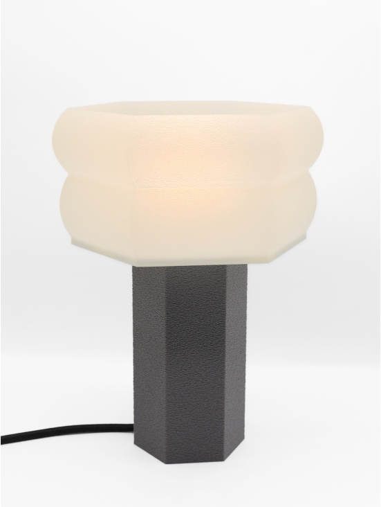 Lampe à poser Jacqueline Essentiel – Design hexagonal coquilles Saint-Jacques & pied Pop