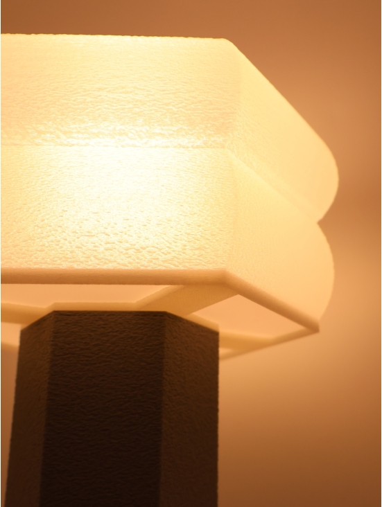 Lampe à poser Jacqueline Essentiel – Design hexagonal coquilles Saint-Jacques & pied Pop