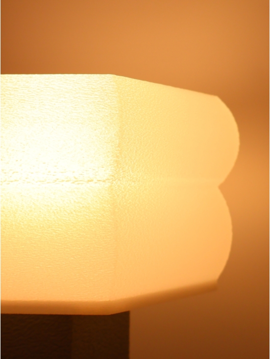 Lampe à poser Jacqueline Essentiel – Design hexagonal coquilles Saint-Jacques & pied Pop