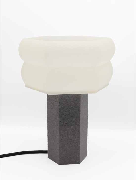 Lampe à poser Jacqueline Essentiel – Design hexagonal coquilles Saint-Jacques & pied Pop