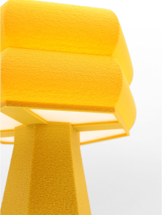 Lampe à poser Thaïs Pop Essentiel or moutarde, vue 3/4 sur fond blanc, abat-jour hexagonal à paliers