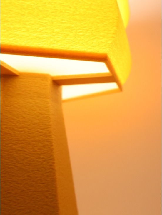 Détail lampe Thaïs Pop Essentiel allumée, diffuseur opale sous l’abat-jour hexagonal, lumière chaude