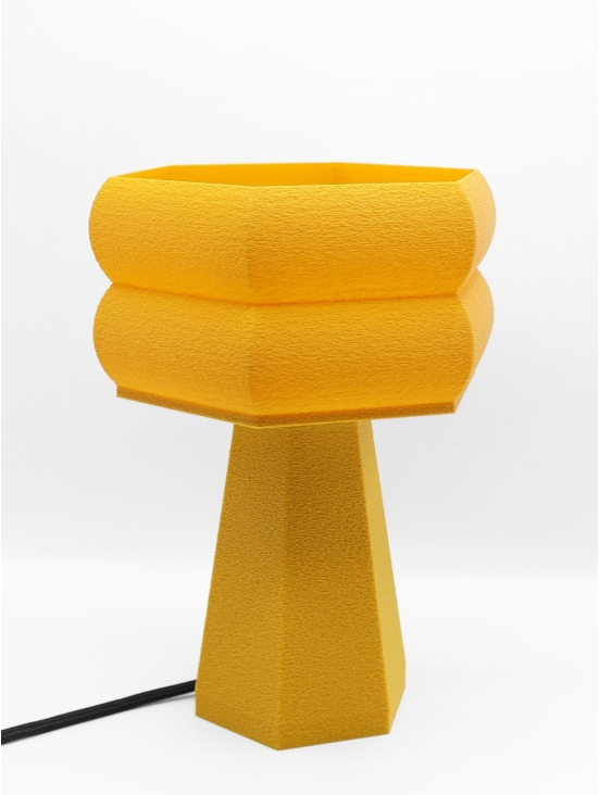 Lampe à poser Thaïs Pop Essentiel or moutarde, vue face sur fond blanc, abat-jour hexagonal double couronne, câble noir