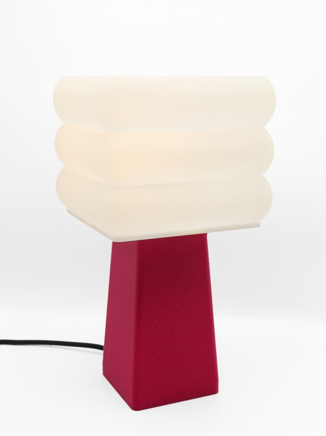 Lampe à poser Isabelle – Carré facetté crème coquilles Saint-Jacques & pied Pop coloré