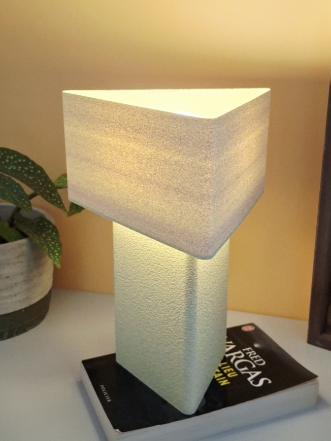 Lampe à poser Lison – Lampe granit triangulaire, design asymétrique