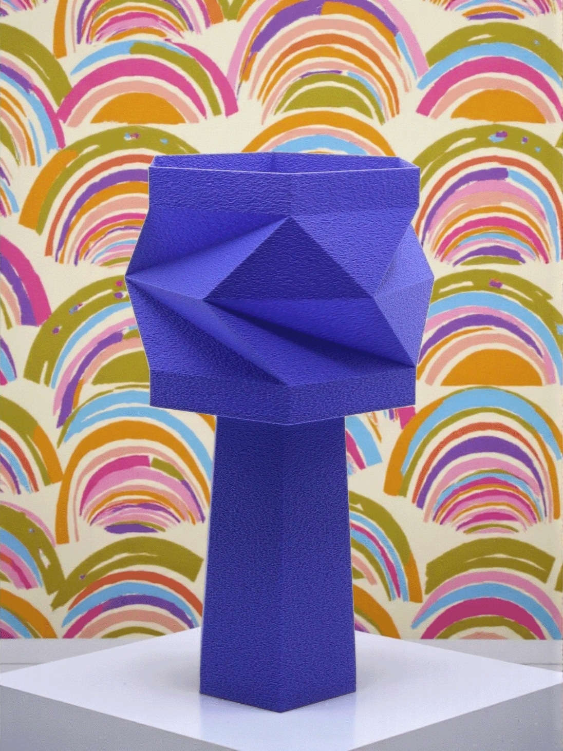 Lampe à poser Alizée Pop Équilibre bleu perry, abat-jour facetté origami, ambiance papier peint arcs-en-ciel multicolores retro.