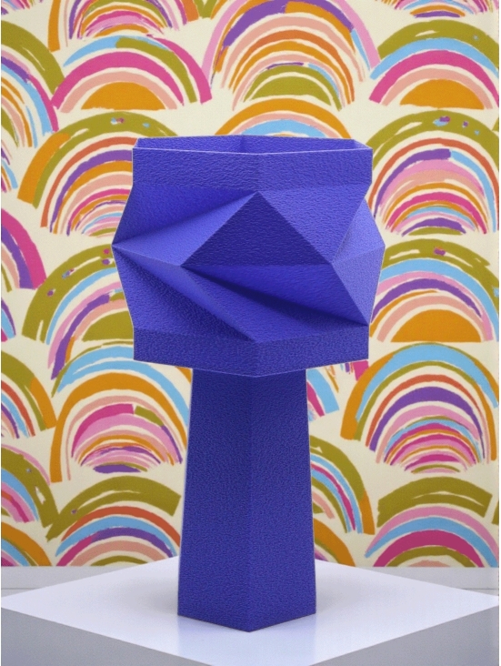 Lampe à poser Alizée Pop Équilibre bleu perry, abat-jour facetté origami, ambiance papier peint arcs-en-ciel multicolores retro.