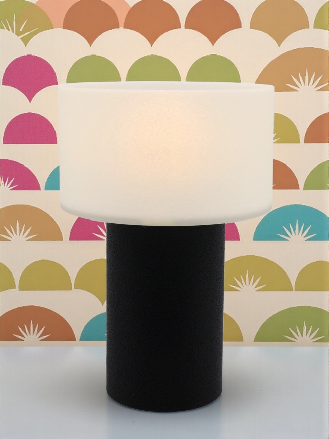 Lampe à poser Clarisse Pop Essentiel noire, abat-jour cylindrique, ambiance rétro avec décor demi-cercles multicolores pop.