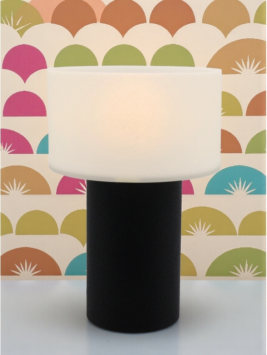 Lampe à poser Clarisse Pop Essentiel noire, abat-jour cylindrique, ambiance rétro avec décor demi-cercles multicolores pop.