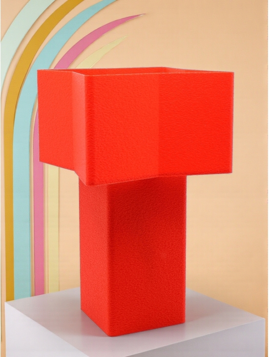 Lampe à poser Odile Pop rouge, abat-jour carré, pied rectangulaire, ambiance pop avec arches multicolores.