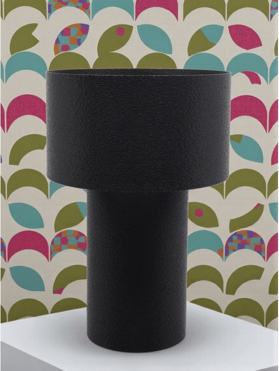 Lampe à poser Daphné Pop Essentiel noire, forme cylindrique, ambiance rétro avec décor géométrique multicolore.