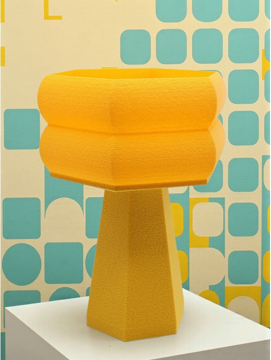 Lampe à poser Thaïs Pop or moutarde, abat-jour hexagonal, ambiance rétro avec décor géométrique bleu et jaune.