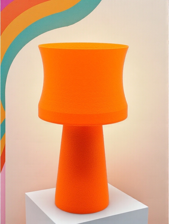 Lampe à poser Agathe Pop orange, abat-jour cintré, pied conique, ambiance retro pop avec arche multicolore.