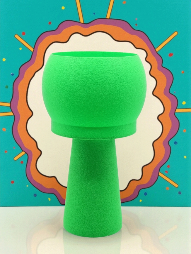 Lampe à poser Noémie Pop Équilibre verte, abat-jour arrondi, pied conique, ambiance graphique vintage sur fond turquoise.