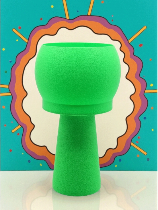 Lampe à poser Noémie Pop Équilibre verte, abat-jour arrondi, pied conique, ambiance graphique vintage sur fond turquoise.