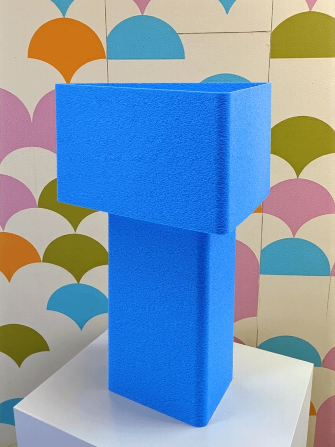 Lampe à poser Lison Pop bleue, forme géométrique, ambiance rétro avec décor demi-cercles multicolores.