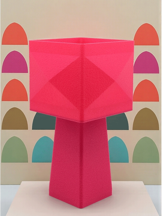 Lampe à poser Pop Léonie magenta, abat-jour carré facetté, ambiance rétro avec décor écailles multicolores.